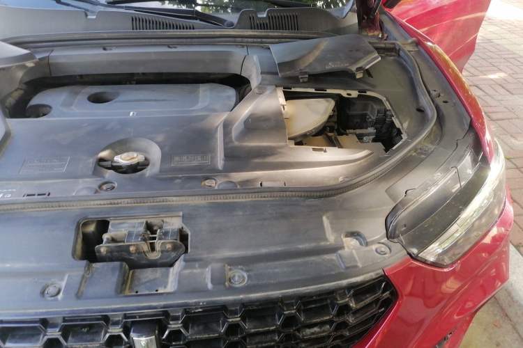 Used Wey VV5 2017 2.0T Ultra-Luxury Version Engine Bay Left