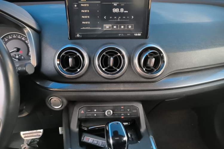 Used Wey VV5 2017 2.0T Ultra-Luxury Version Audio And AC Panel