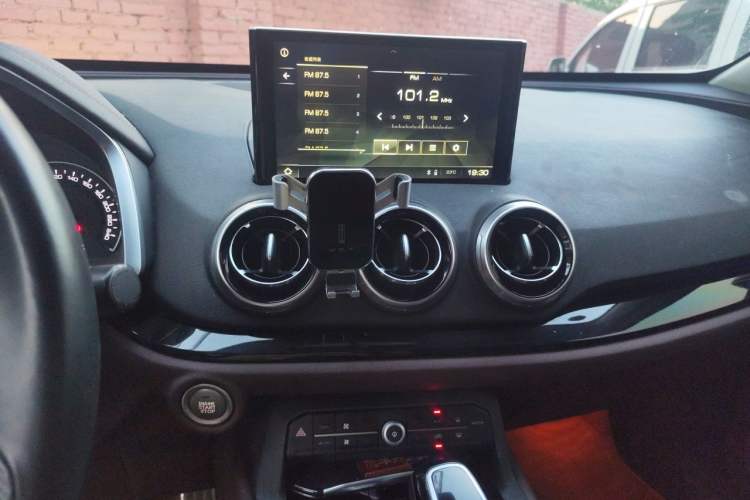 Used Wey VV5 2017 2.0T Ultra-Luxury Version Audio And AC Panel