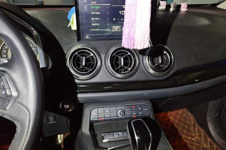 Used Wey VV5 2017 2.0T Ultra-Luxury Version Audio And AC Panel