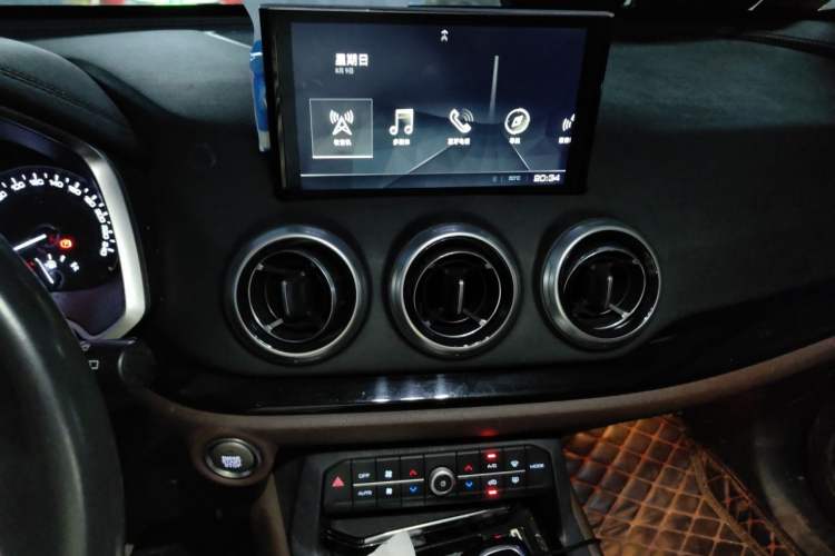 Used Wey VV5 2017 2.0T Ultra-Luxury Version Audio And AC Panel