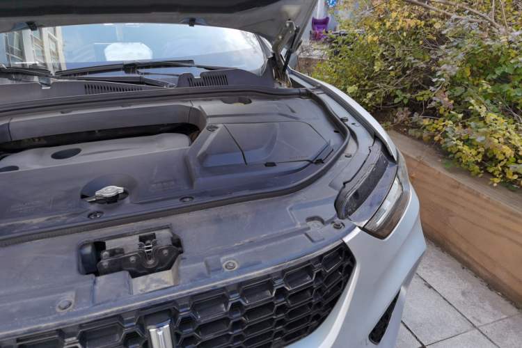Used Wey VV5 2017 2.0T Flagship Edition Engine Bay Left