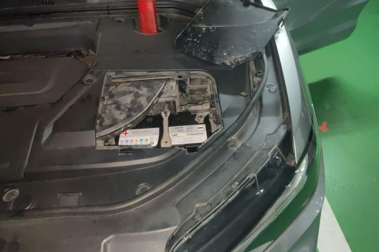 Used Wey VV5 2017 2.0T Flagship Edition Engine Bay Left