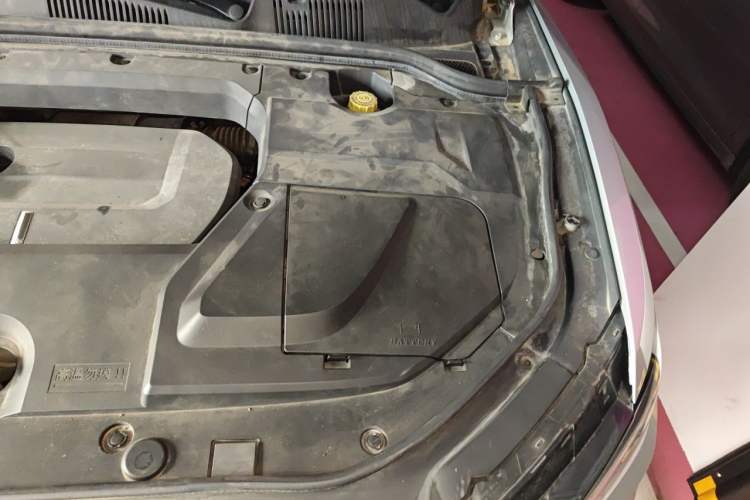 Used Wey VV5 2017 2.0T Flagship Edition Engine Bay Left