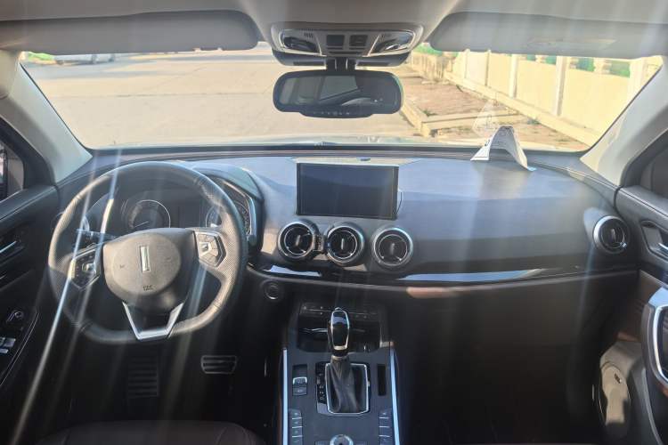 Used Wey VV5 2017 2.0T Ultra-Luxury Version Interior 1