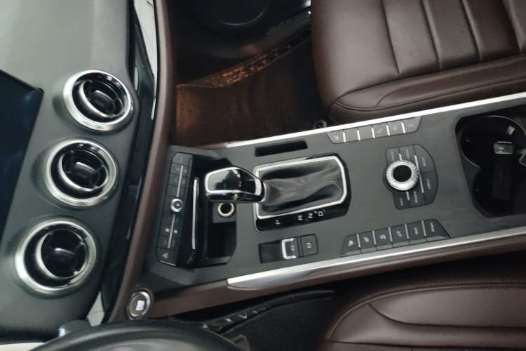 Used Wey VV5 2017 2.0T Ultra-Luxury Version Interior 4