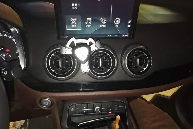 Used Wey VV5 2017 2.0T Ultra-Luxury Version Audio And AC Panel