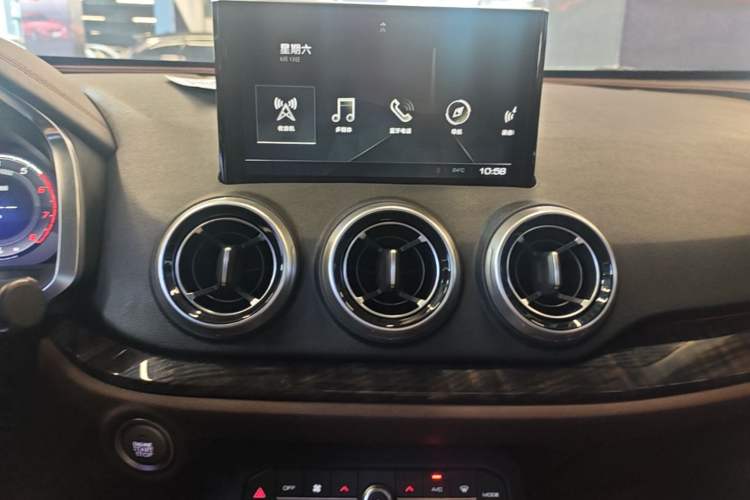 Used Wey VV5 2017 2.0T Flagship Edition Audio And AC Panel