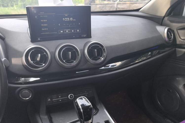 Used Wey VV5 2017 2.0T Ultra-Luxury Version Audio And AC Panel