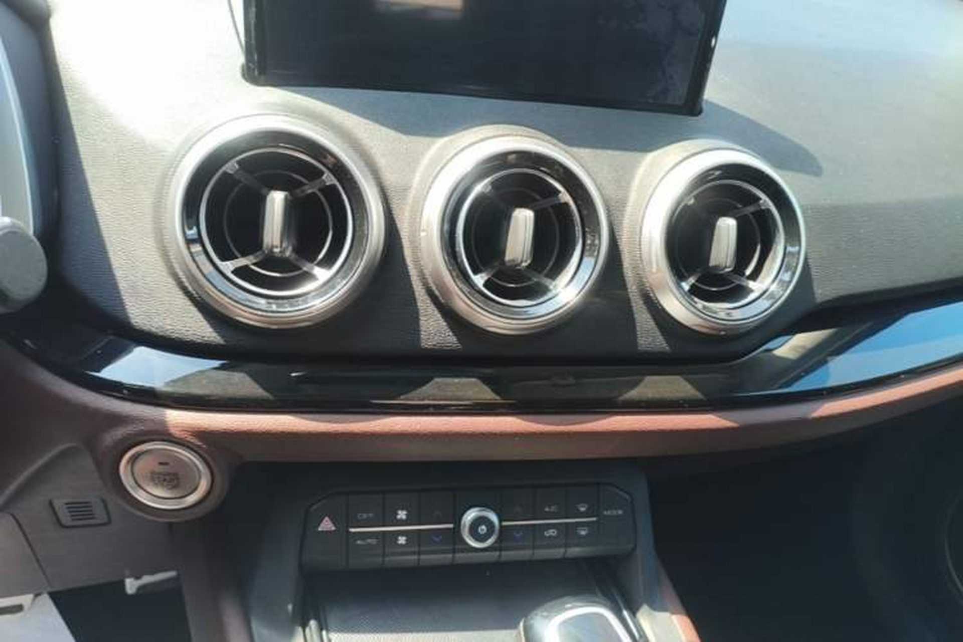 Used Wey VV5 2017 2.0T Ultra-Luxury Version Audio And AC Panel