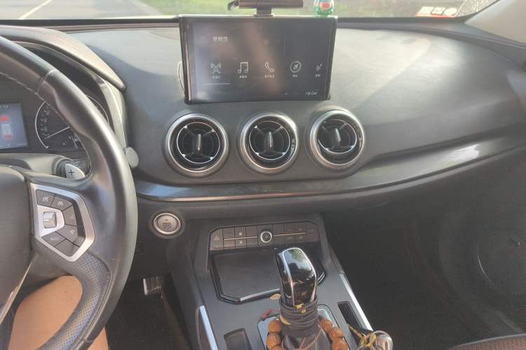 Used Wey VV5 2017 2.0T Ultra-Luxury Version Audio And AC Panel