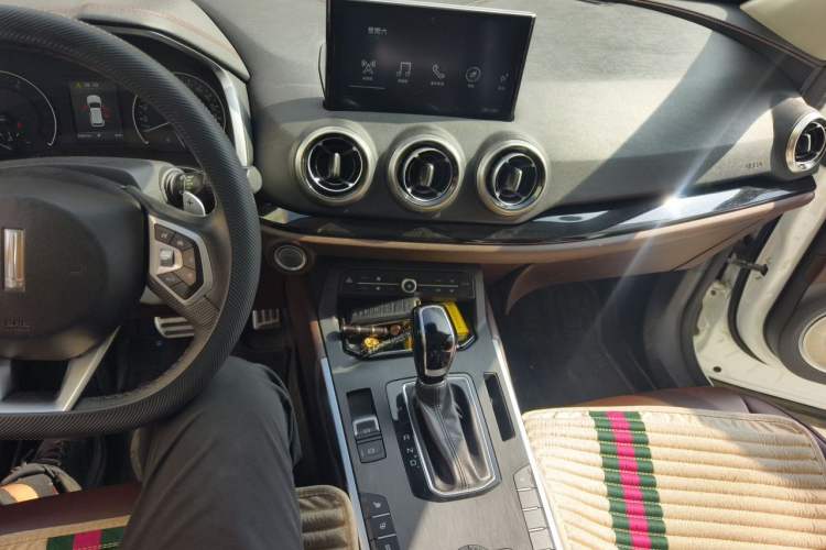 Used Wey VV5 2017 2.0T Ultra-Luxury Version Audio And AC Panel