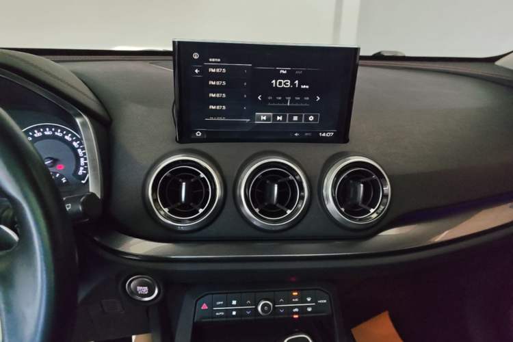 Used Wey VV5 2017 2.0T Ultra-Luxury Version Audio And AC Panel