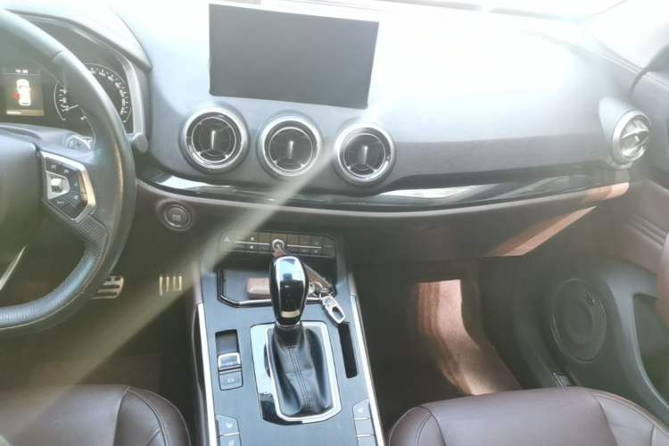 Used Wey VV5 2017 2.0T Ultra-Luxury Version Audio And AC Panel