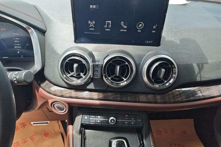 Used Wey VV5 2017 2.0T Flagship Edition Audio And AC Panel