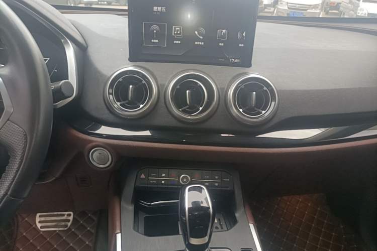 Used Wey VV5 2017 2.0T Flagship Edition Audio And AC Panel