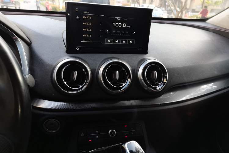 Used Wey VV5 2017 2.0T Flagship Edition Audio And AC Panel