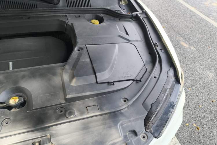 Used Wey VV5 2017 2.0T Ultra-Luxury Version Engine Bay Left
