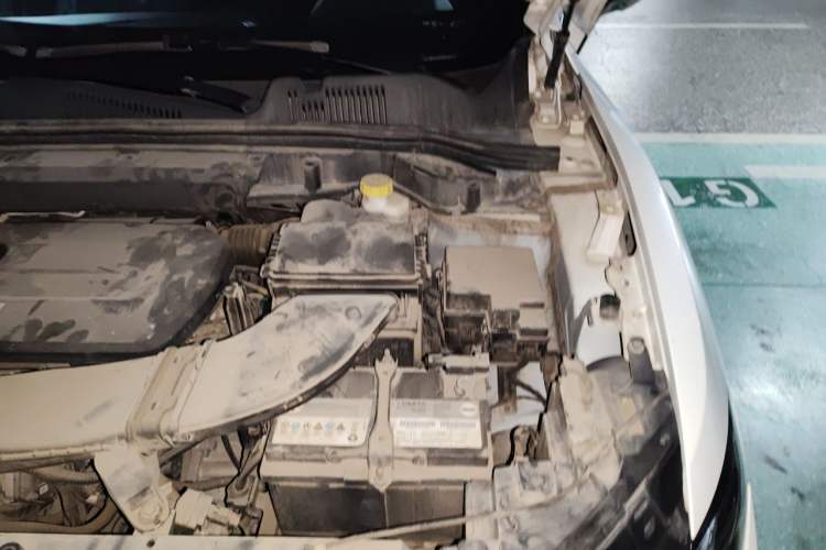 Used Wey VV5 2017 2.0T Ultra-Luxury Version Engine Bay Left