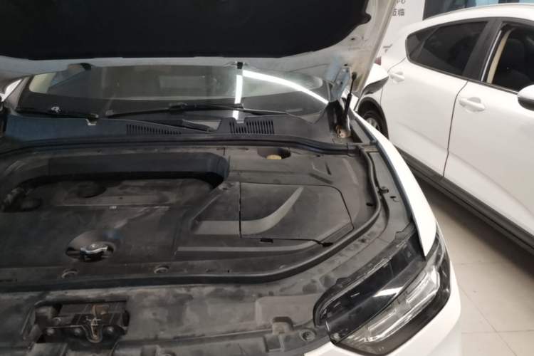 Used Wey VV5 2017 2.0T Ultra-Luxury Version Engine Bay Left