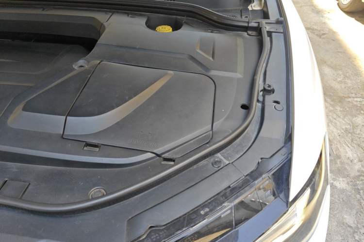 Used Wey VV5 2017 2.0T Ultra-Luxury Version Engine Bay Left