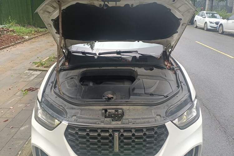 Used Wey VV5 2017 2.0T Ultra-Luxury Version Engine Bay