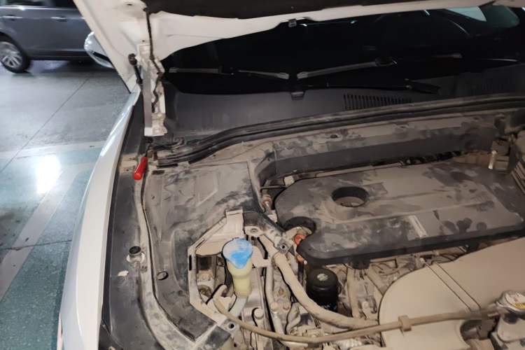 Used Wey VV5 2017 2.0T Ultra-Luxury Version Engine Bay Right