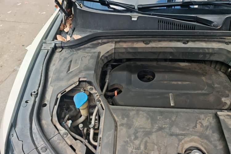 Used Wey VV5 2017 2.0T Flagship Edition Engine Bay Right