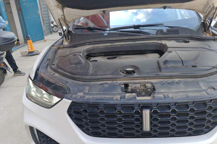 Used Wey VV5 2017 2.0T Ultra-Luxury Version Engine Bay Right