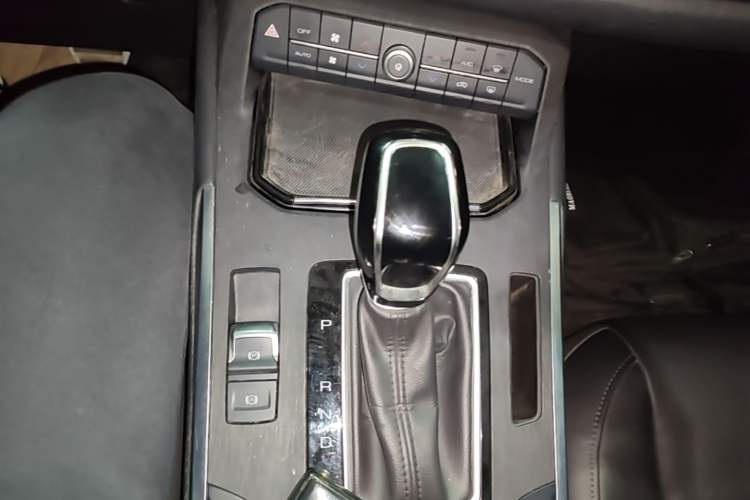 Used Wey VV5 2017 2.0T Flagship Edition Gear Lever