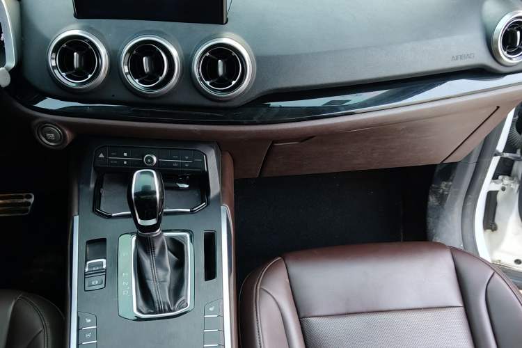 Used Wey VV5 2017 2.0T Ultra-Luxury Version Interior 4