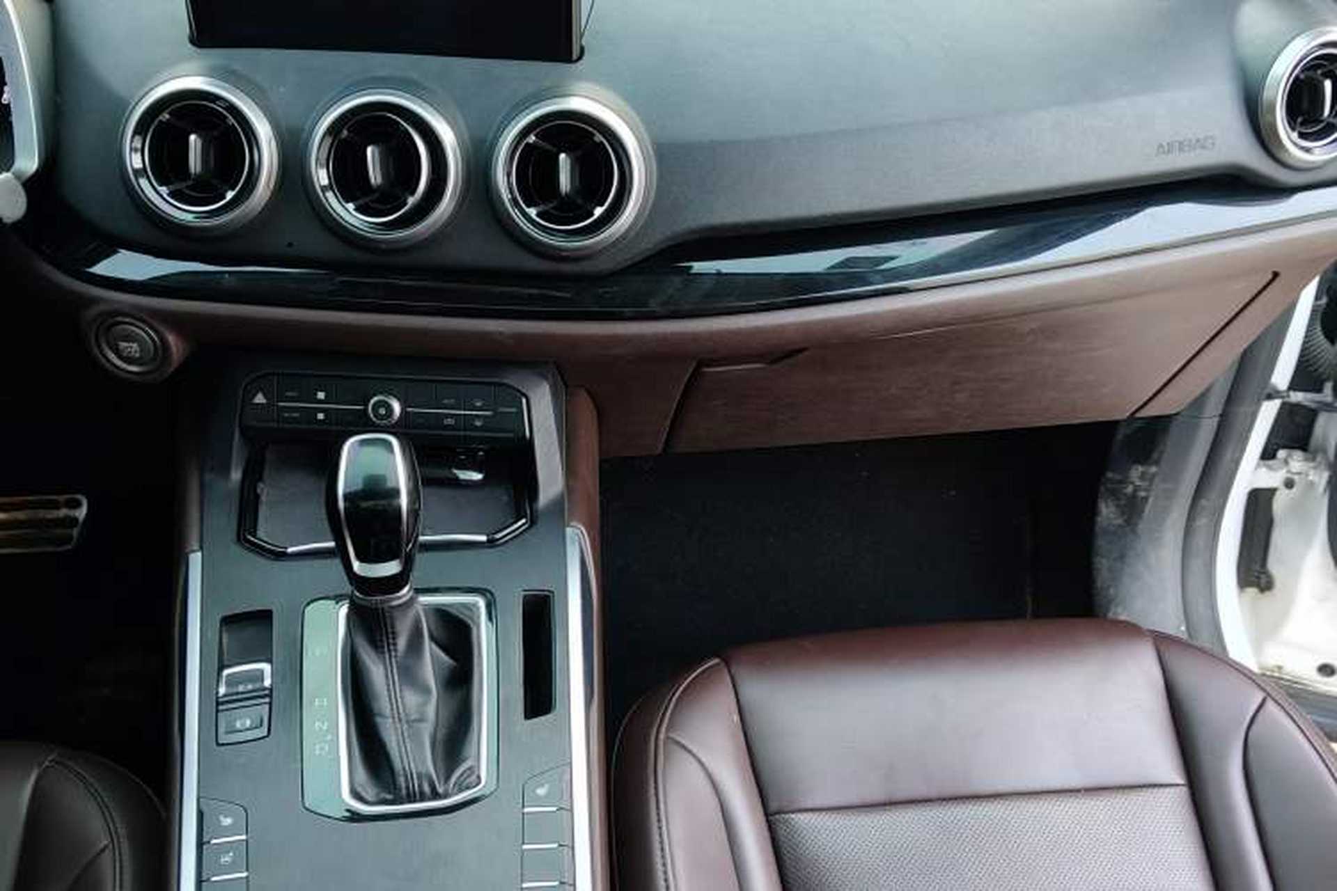 Used Wey VV5 2017 2.0T Ultra-Luxury Version Interior 4