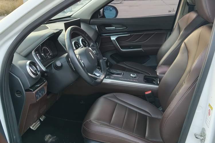 Used Wey VV5 2017 2.0T Ultra-Luxury Version Interior 9