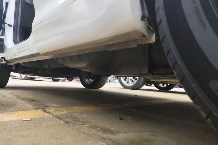 Used Wey VV5 2017 2.0T Ultra-Luxury Version Left Side Sill