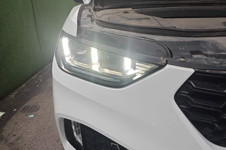 Used Wey VV5 2017 2.0T Ultra-Luxury Version Right Front Headlight