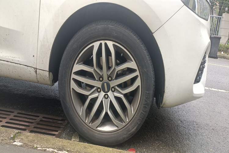 Used Wey VV5 2017 2.0T Ultra-Luxury Version Right Front Wheel Hub
