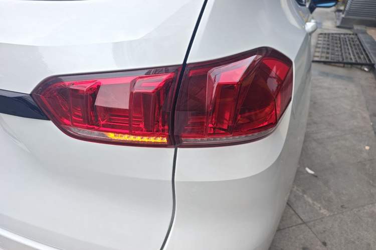 Used Wey VV5 2017 2.0T Ultra-Luxury Version Right Rear Taillight