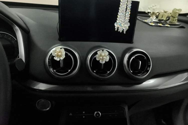 Used Wey VV5 2019 1.5T Two-Wheel Drive Color Pioneer Audio And AC Panel