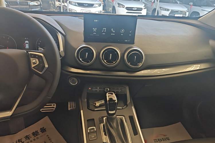 Used Wey VV5 2019 Upgraded Model 2.0T Two-Wheel Drive Ultra-Luxury Version China V Standard Audio And AC Panel