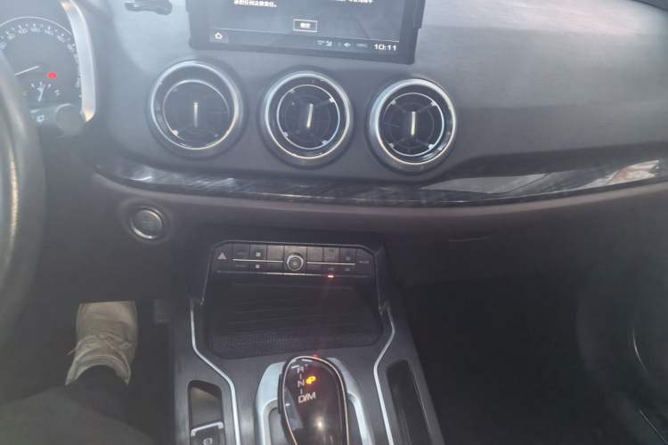 Used Wey VV5 2019 1.5T Two-Wheel Drive Color Pioneer Audio And AC Panel