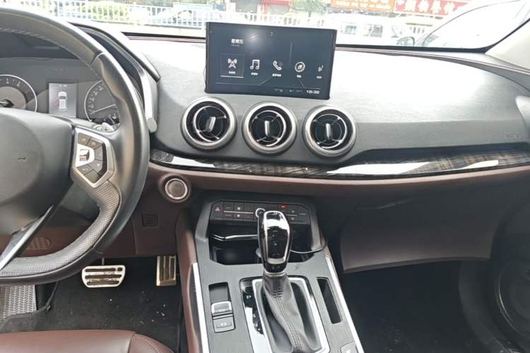 Used Wey VV5 2019 Upgraded Model 2.0T Two-Wheel Drive Ultra-Luxury Version China V Standard Audio And AC Panel