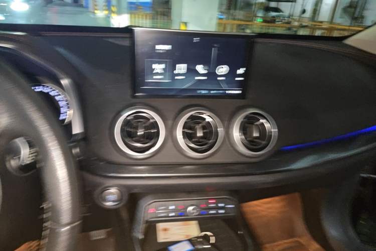 Used Wey VV5 2019 1.5T Two-Wheel Drive Color Pioneer Audio And AC Panel