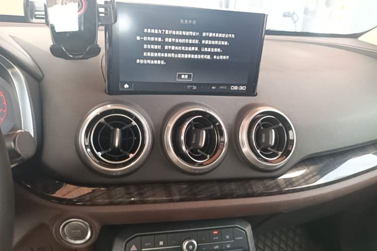 Used Wey VV5 2019 Upgraded Model 2.0T Two-Wheel Drive Flagship Version China V Standard Audio And AC Panel