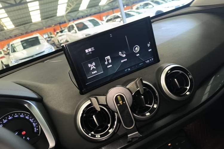 Used Wey VV5 2019 1.5T Two-Wheel Drive Color Pioneer Audio And AC Panel