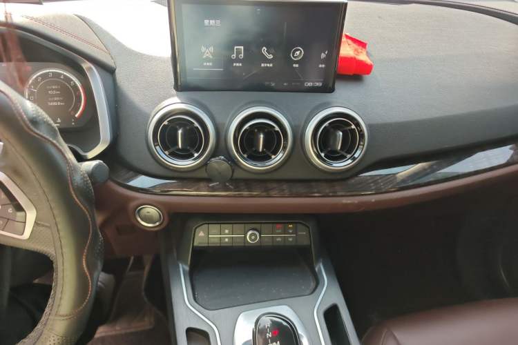 Used Wey VV5 2019 1.5T Two-Wheel Drive Smart Pioneer Audio And AC Panel