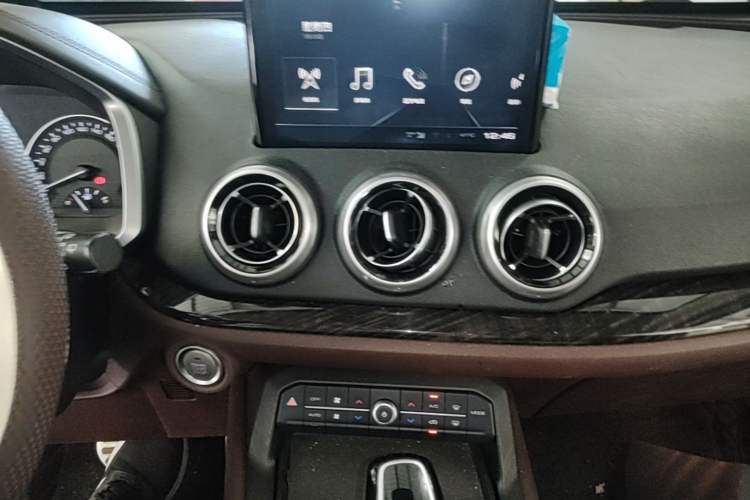 Used Wey VV5 2019 Upgraded Model 2.0T Two-Wheel Drive Ultra-Luxury Version China V Standard Audio And AC Panel