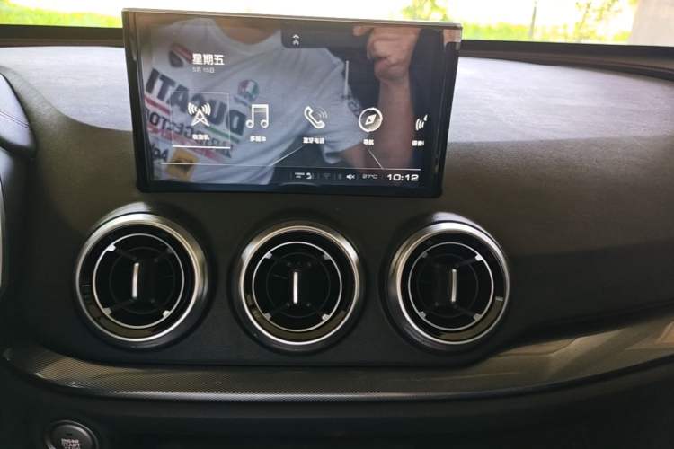 Used Wey VV5 2019 1.5T Two-Wheel Drive Color Pioneer Audio And AC Panel
