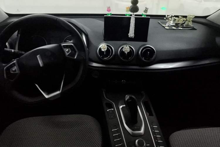 Used Wey VV5 2019 1.5T Two-Wheel Drive Color Pioneer Center Console