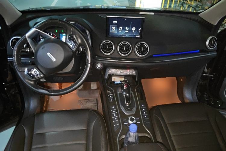 Used Wey VV5 2019 1.5T Two-Wheel Drive Color Pioneer Center Console
