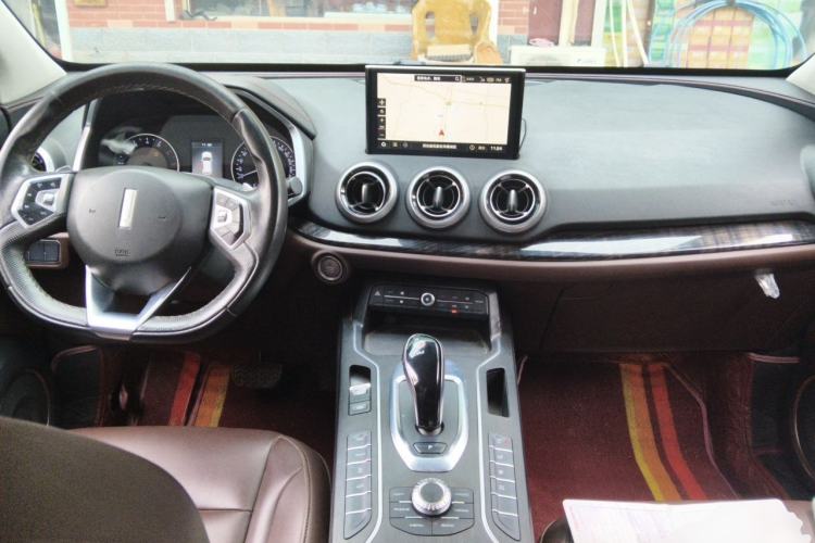 Used Wey VV5 2019 1.5T Two-Wheel Drive Color Pioneer Center Console